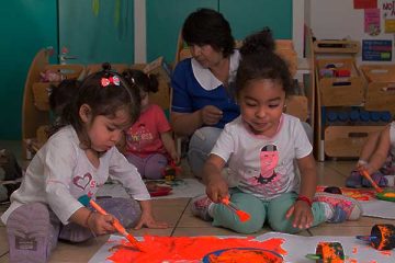 niños y niñas en sala de parvulos