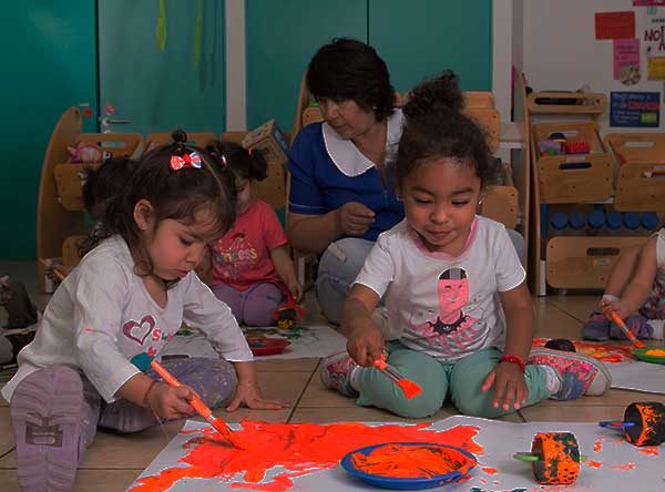 niños y niñas en sala de parvulos